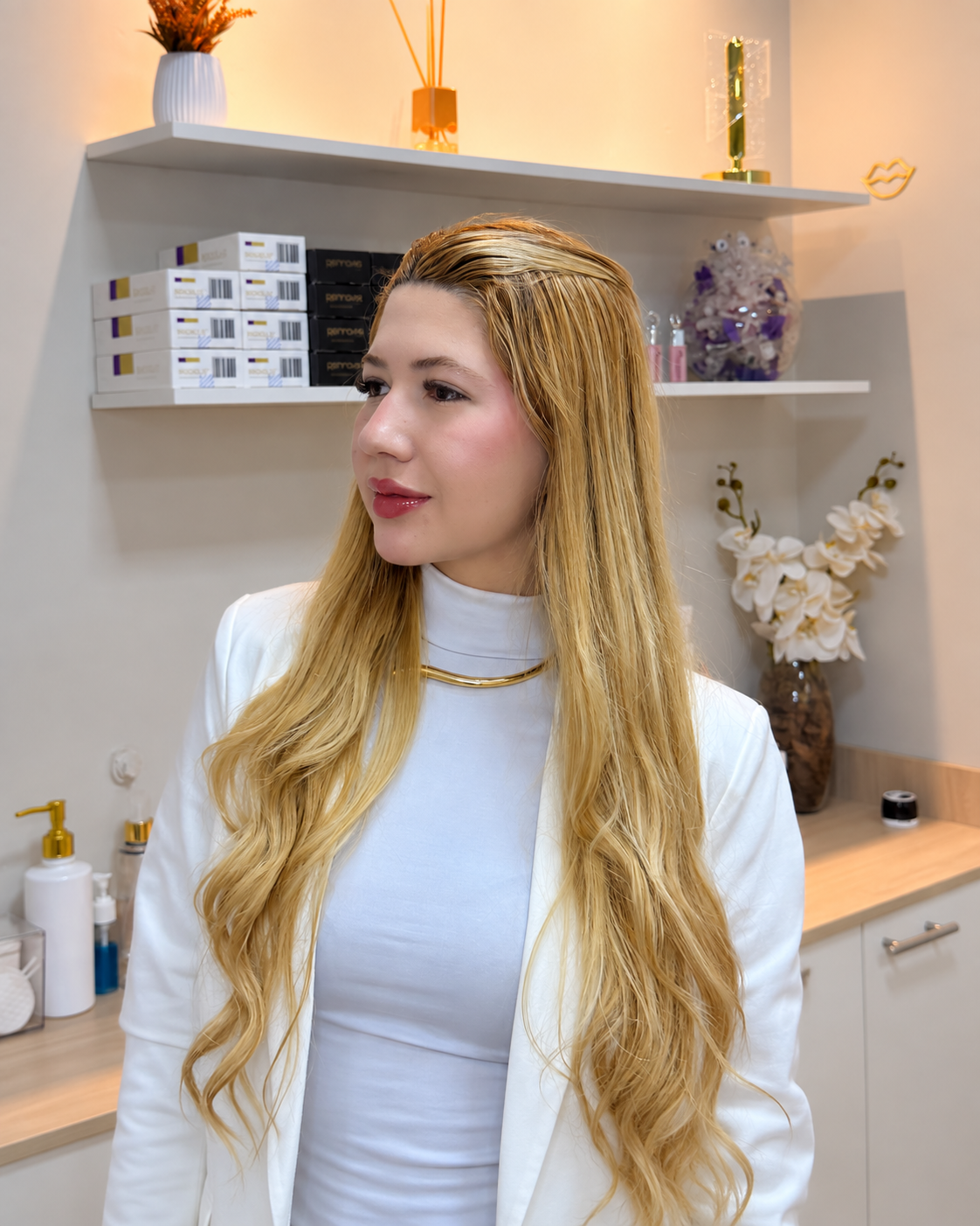 Retrato da Dra. Laisa Barcelos, cirurgiã-dentista com foco em harmonização orofacial.